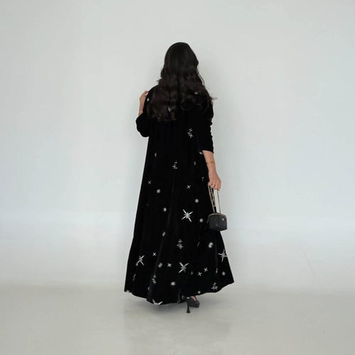 عباية اسود ناعم مطرز نجوم