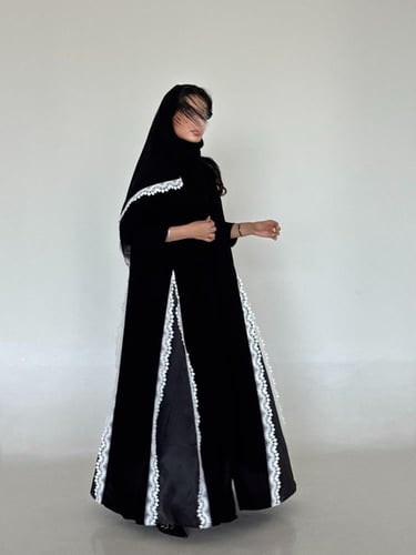 عباية كريب ملكي مع جوانب دانتيل أسود
