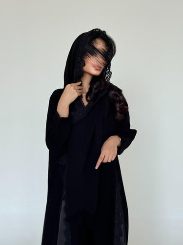 عباية كريب ملكي مع جوانب دانتيل أسود