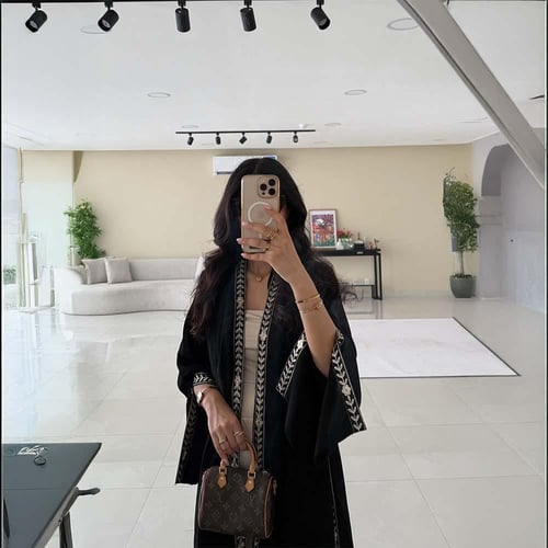 عباية كريب ملكي كلوش مع أربع كسرات