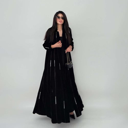عباية اسود مع تطريز قيطان
