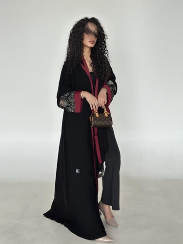 عباية كلوش مخمل مع شانيل لون برغندي