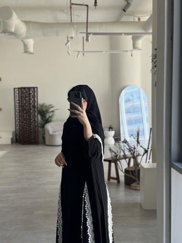 عباية كريب ملكي مع جوانب دانتيل أبيض