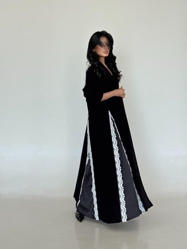 عباية كريب ملكي مع جوانب دانتيل أبيض