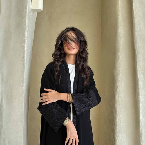 عباية ربع كلوش كريب ملكي مطرز أكمام و ايطار