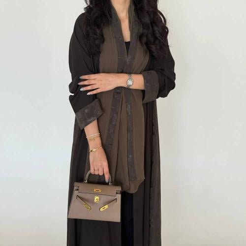 عباية زيتي كريب كوري مع جاكار مطرز