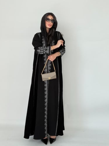 عباية مطرز تراثي مع كريب نواعم كلوش