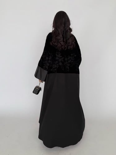 عباية مخمل مطرز مع قماش شانيل واكمام ستان