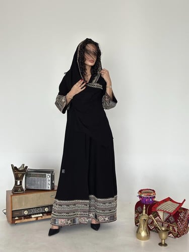 عباية نص كلوش كريب ملكي بتطريز فاخر