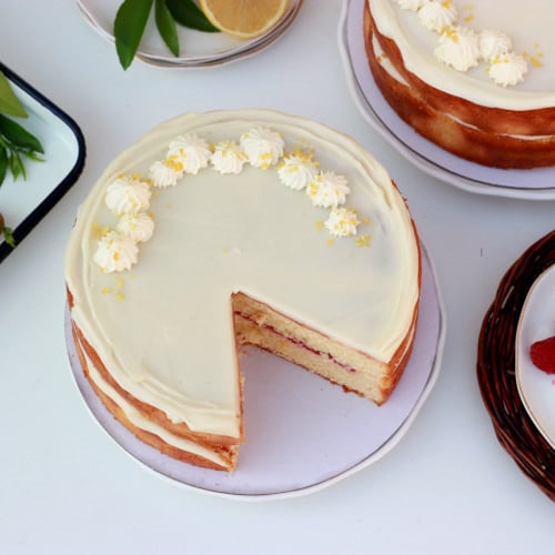 كيكة الليمون ببيوريه التوت الأحمر