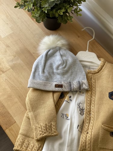 قبعه شتوية أنيقه باللون السماوي الفاتح للمواليد من...