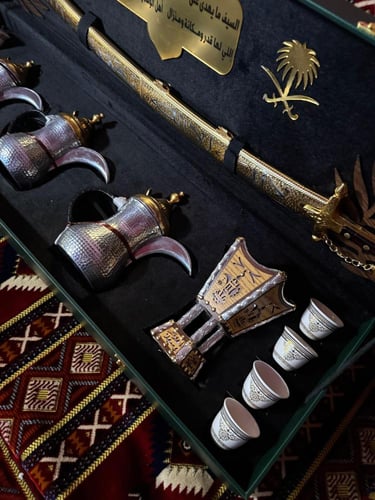 بكس ملكي سيف و٣ دلال وأكواب قهوة