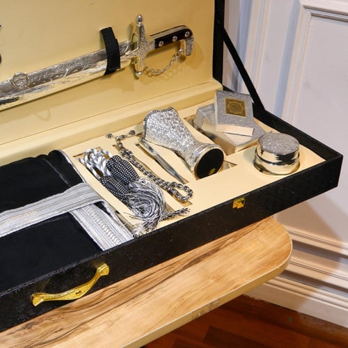 بكس ملكي فضي سيف وبشت وخنجر