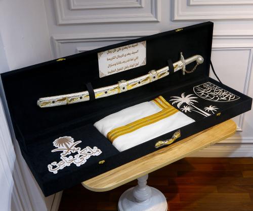 بكس ملكي فاخر سيف وبشت.