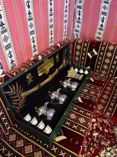 بكس ملكي سيف و٣ دلال وأكواب قهوة