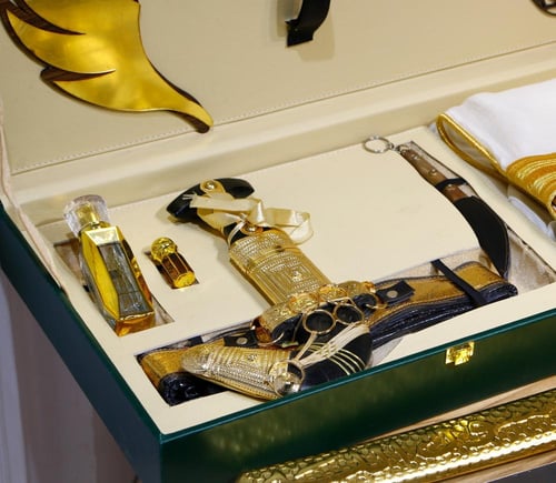 بـــكــــس مــلــكــي فـــاخـــر بشت وسيف وخنجر