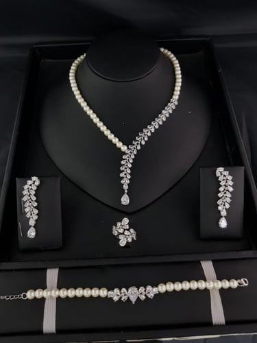 طقم نسائي سهرة لؤلؤ فضي فصوص زركون موديل ZOYA-2443