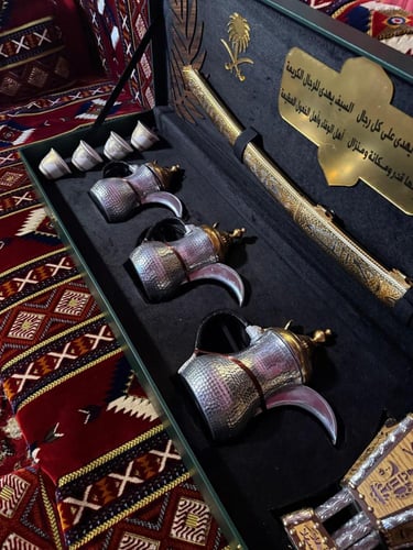 بكس ملكي سيف و٣ دلال وأكواب قهوة