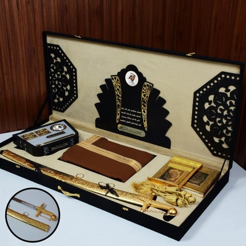 بوكس الشيوخ الملكي الفاخر بتصميم درع مع الهوية الس...