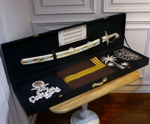 بكس ملكي فاخر سيف وبشت.