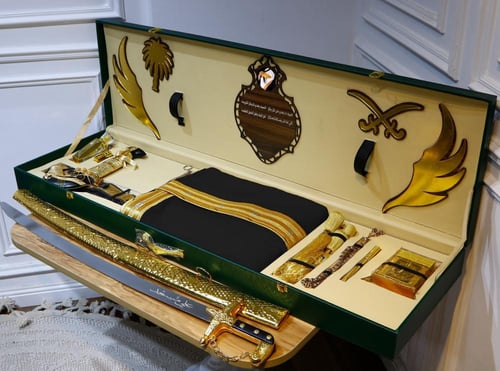 بـــكــــس مــلــكــي فـــاخـــر بشت وسيف وخنجر