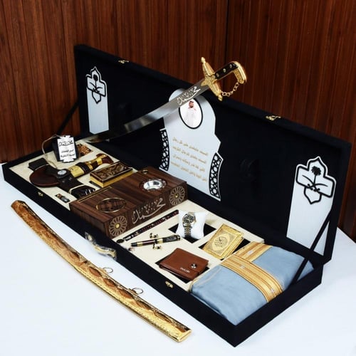 بوكس الشيوخ الملكي الفاخر بتصميم درع مع الهوية الس...