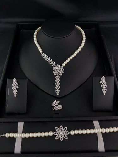 طقم نسائي سهرة لؤلؤ فضي فصوص زركون موديل ZOYA-2443