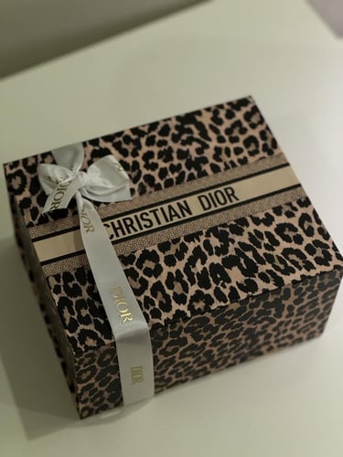 بوكس مع مجموعه هدايا