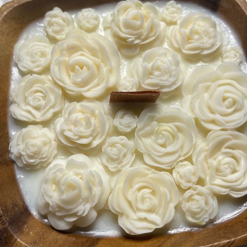 شمعة قالب خشبي مربع مزين بالورد