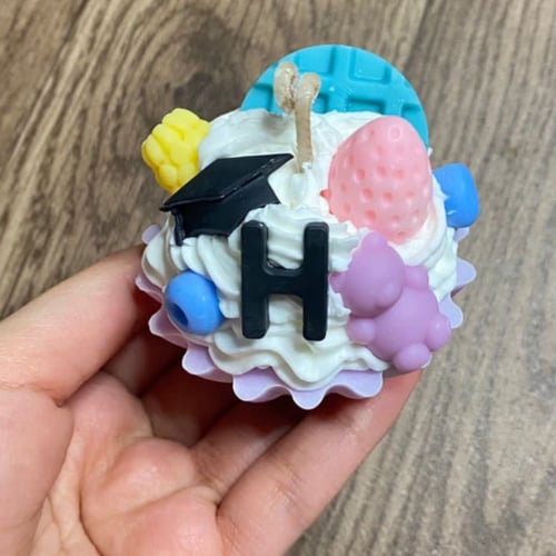 شمعة الكب كيك بثيم التخرج