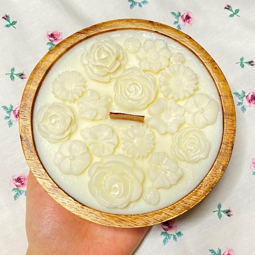 شمعة قالب خشبي دائري مزين بالورد