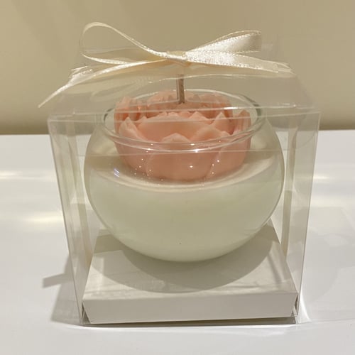 شمعة زجاجية مع وردة