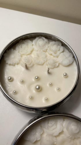 شمعة في قالب فضي صغير