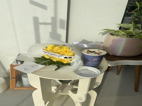 بوكيه مع شريط كتابه وكوب كيك