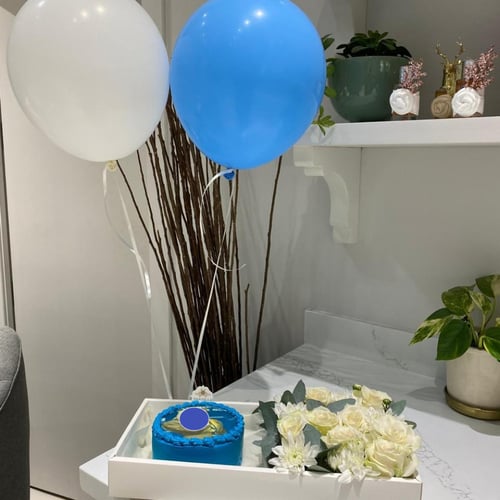 قاعده كيك مع ورد وبالون