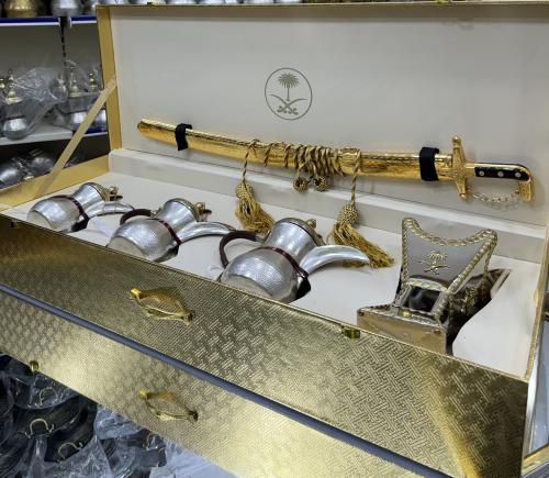 صندوق للأهداء ( 3 دلال + مبخر + سيف ) حب رمان ( نح...