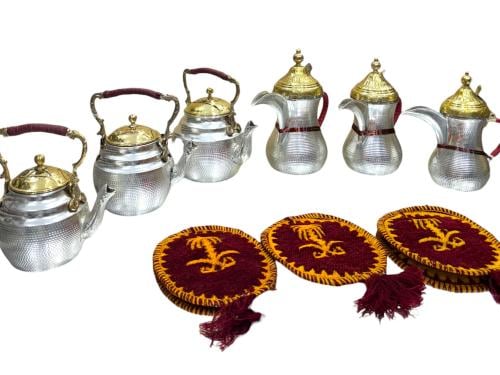 دلال مع أباريق مع بيوز نحاس للاستخدام اليومي