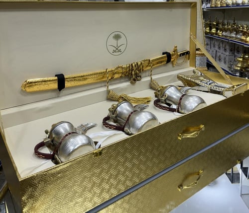 صندوق للأهداء ( 3 دلال + مبخر + سيف ) حب رمان ( نح...