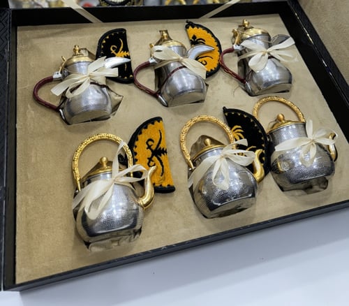 صندوق للأهداء يجمل 3 دلال 3 أباريق المنيوم