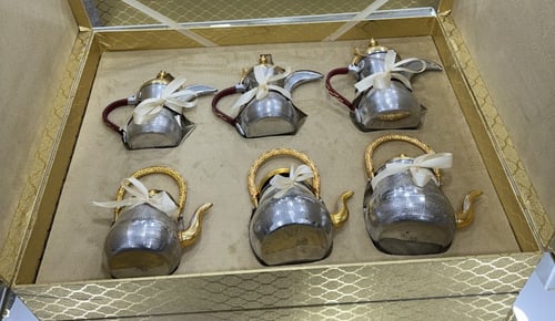 صندوق للأهداء يجمل 3 دلال 3 أباريق المنيوم