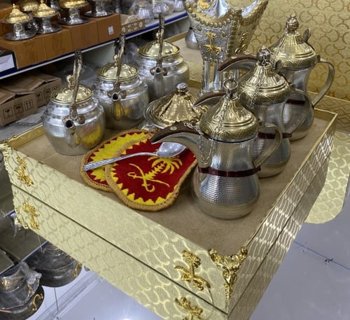 بوكس الأهداء 3 دلال 3 أباريق وتمرية ومبخر نحاس