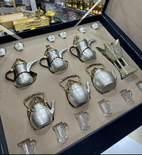 صندوق للأهداء 3 دلال 3 أباريق ومبخر. ( النحاس )