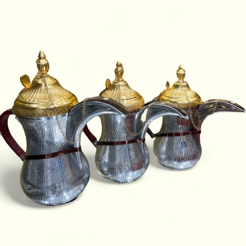 دلال مع اباريق مع بيوز