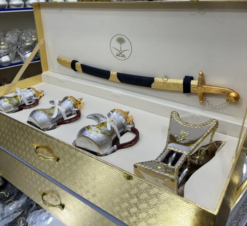 صندوق للأهداء ( 3 دلال + مبخر + سيف ) سيفين ونخله...