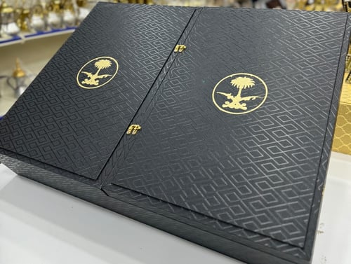 صندوق للأهداء يجمل 3 دلال 3 أباريق المنيوم