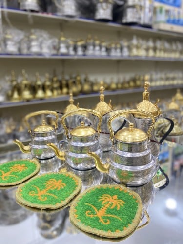 دلال مع اباريق مع بيوز …..