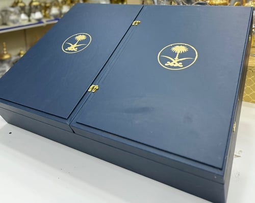 صندوق للأهداء يجمل 3 دلال 3 أباريق المنيوم