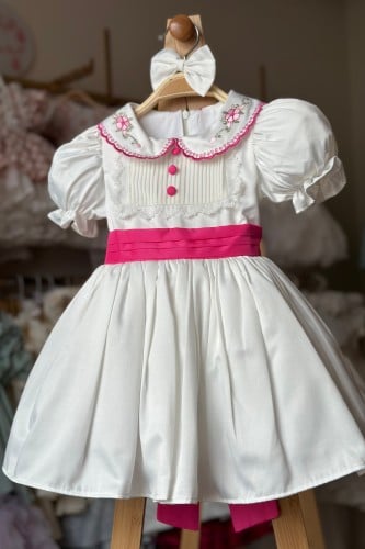 فستان ابيض وفوشي ١-٧ سنوات ( يفضل اخذ اكبر بمقاس )