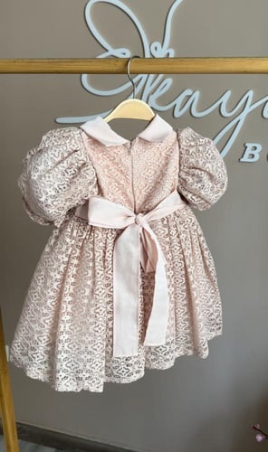 فستان وردي هادي مع طوق شعر ( الطول فوق الركبه )