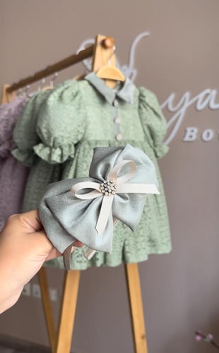 فستان فستقي مع طوق شعر ( الطول فوق الركبه )